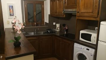 Réfrigérateur, micro-ondes, plaque de cuisson, cafetiÚre/bouilloire