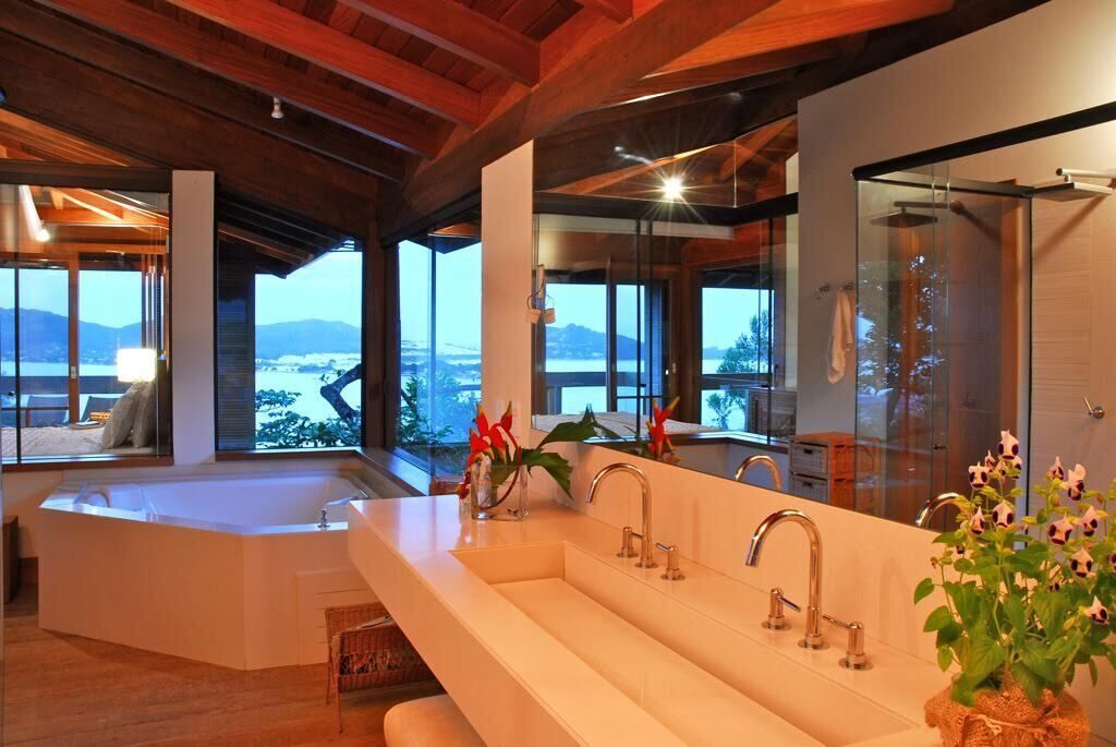 Top House!With a paradisiacal view of the Sea and Lagoon of Conceição, unique architecture!