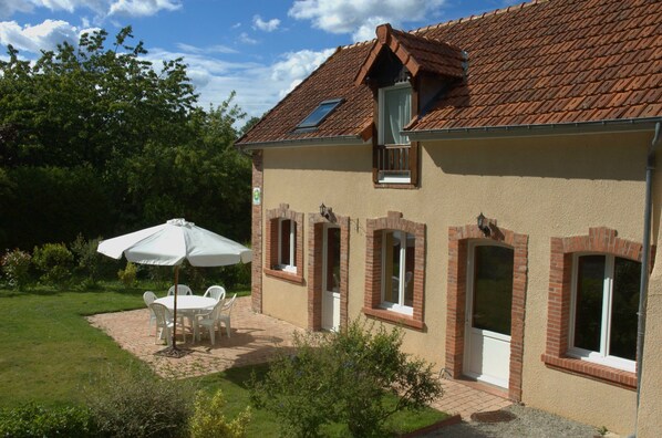 Outdoor dining - Cottage 115 m2 (6 people) in NORMANDY near LANDING BEACHES and MONT ST MICHEL (MOON SUR ELLE)
