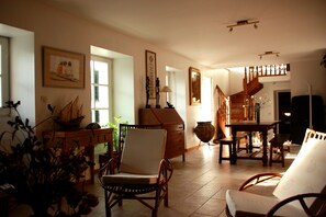 المنشأة من الداخل