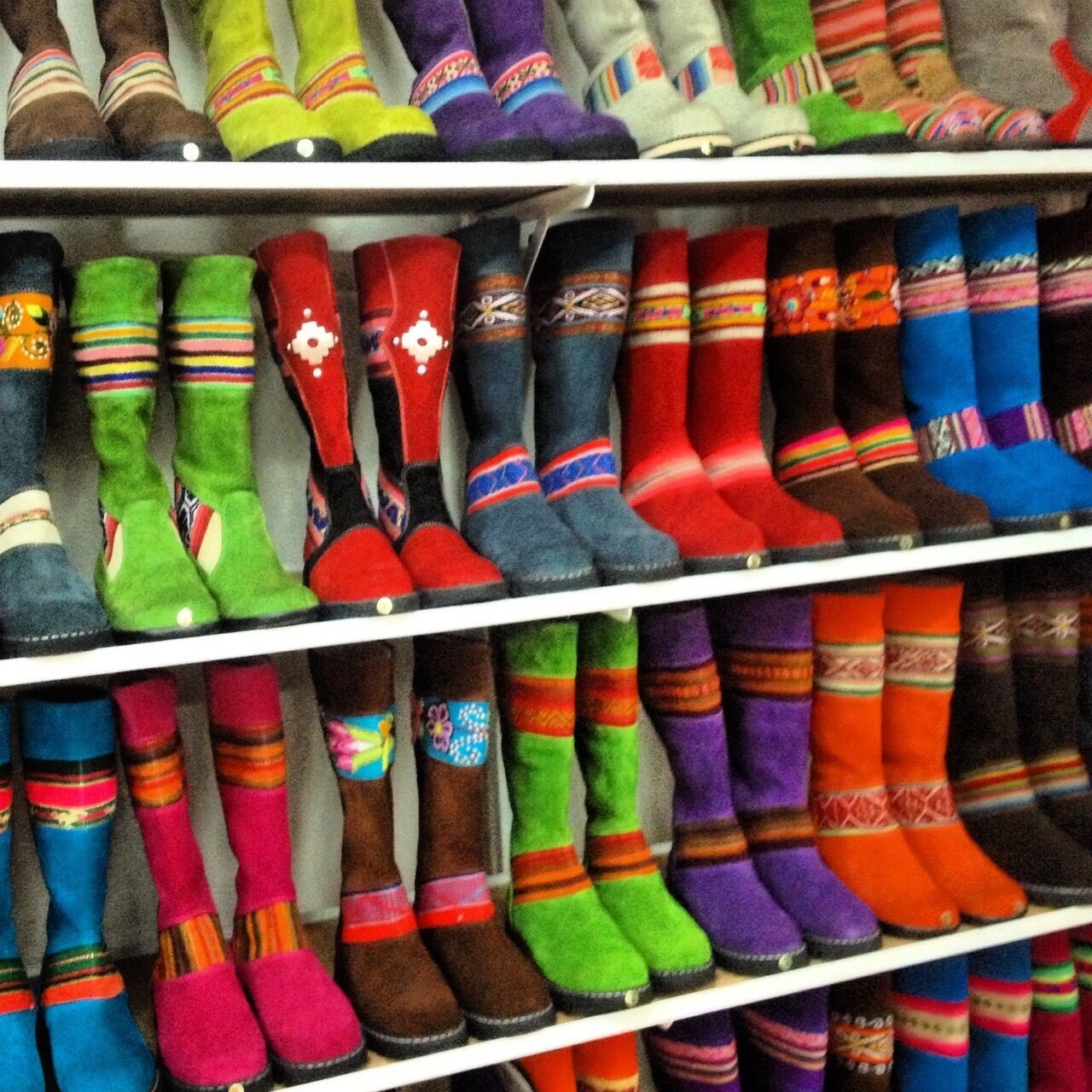 Un estante con varios calcetines coloridos.