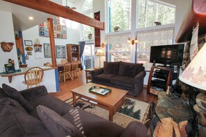 Téléviseur, foyer, lecteur de DVD, livres