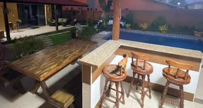 Neuer großer komfortabler Pool, Grill, Spielzimmer, WIFI, 30m vom Meer entfernt