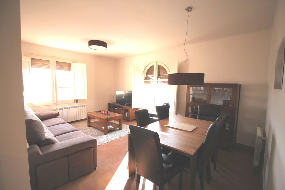 Market Square Apartment In Historic Cardona
