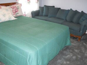 3 bedrooms, desk, iron/ironing board, bed sheets