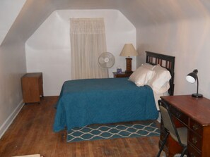 3 bedrooms, desk, iron/ironing board, bed sheets