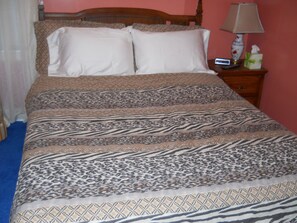 3 bedrooms, desk, iron/ironing board, bed sheets