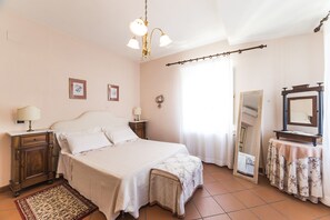 2 bedrooms, iron/ironing board, travel crib, free WiFi - Historical Center With Large Terrace (Lucca)