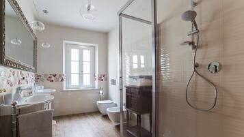 Shower, hair dryer, bidet, towels