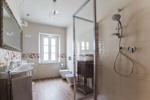 Doccia, asciugacapelli, bidet, asciugamani