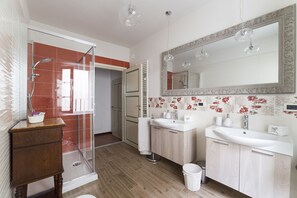 Shower, hair dryer, bidet, towels - Historical Center With Large Terrace (Lucca)