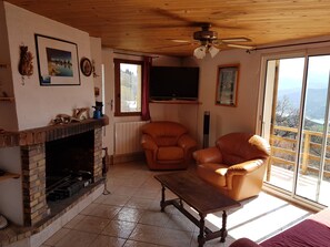 Televisio, takka, videopelikonsoli