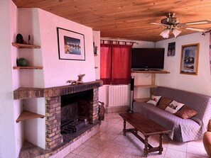 Televisión, chimenea y consola de videojuegos 