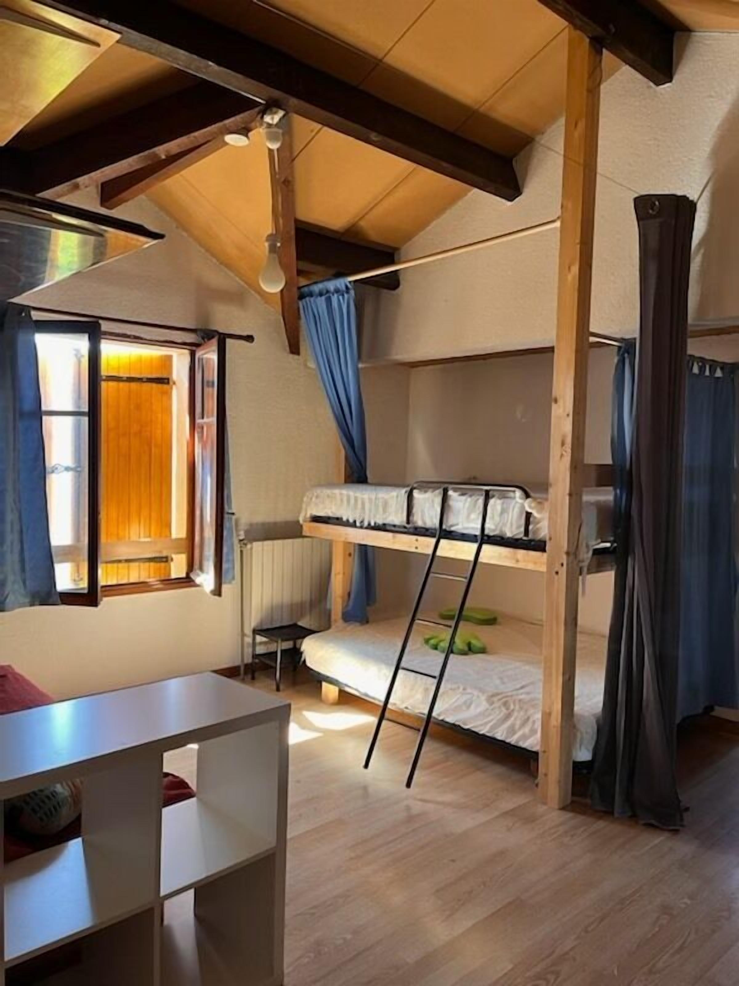 5 slaapkamers, een strijkplank/strijkijzer