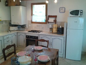 Jääkaappi, mikroaaltouuni, uuni, liesi