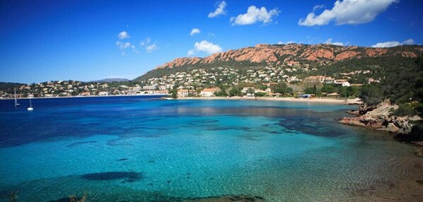 Plage à proximité, chaises longues