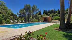 A swimming pool with lounge chairs, a small building, and surrounding greenery. - Beautiful provencal house in the heart of the Esterel with pool, tennis (Saint-Raphaël)