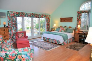 4 bedrooms, desk, iron/ironing board, WiFi