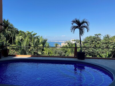 Large spacious 2 Bedroom 2 Bathroom condo with spectacular Bay Views. 