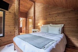 3 bedrooms, iron/ironing board, travel crib, free WiFi