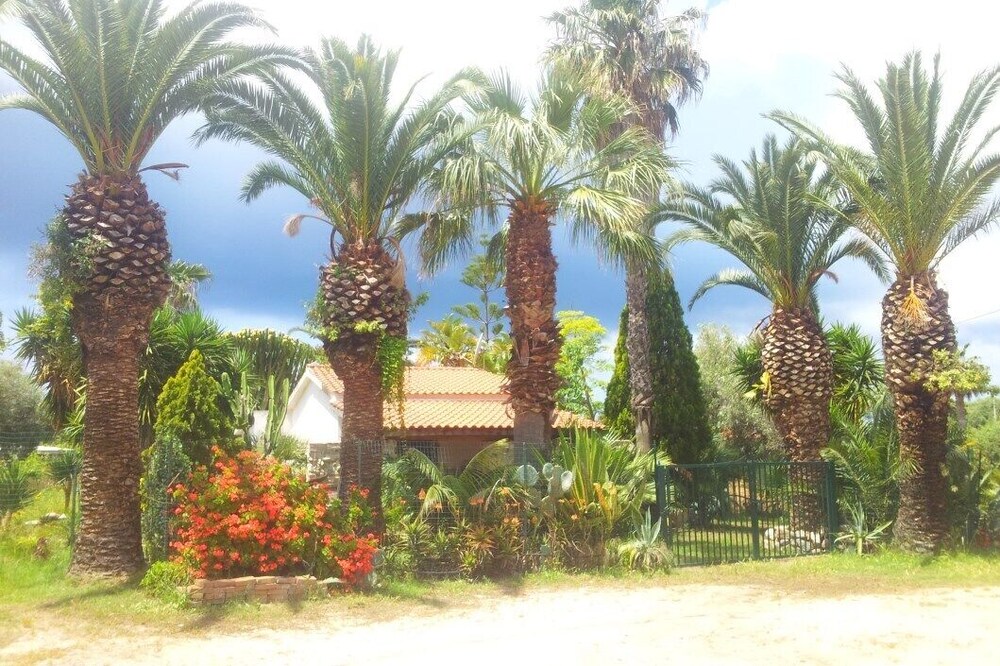 Wonderful Villa surrounded by lush greenery - Beach close peaceful location