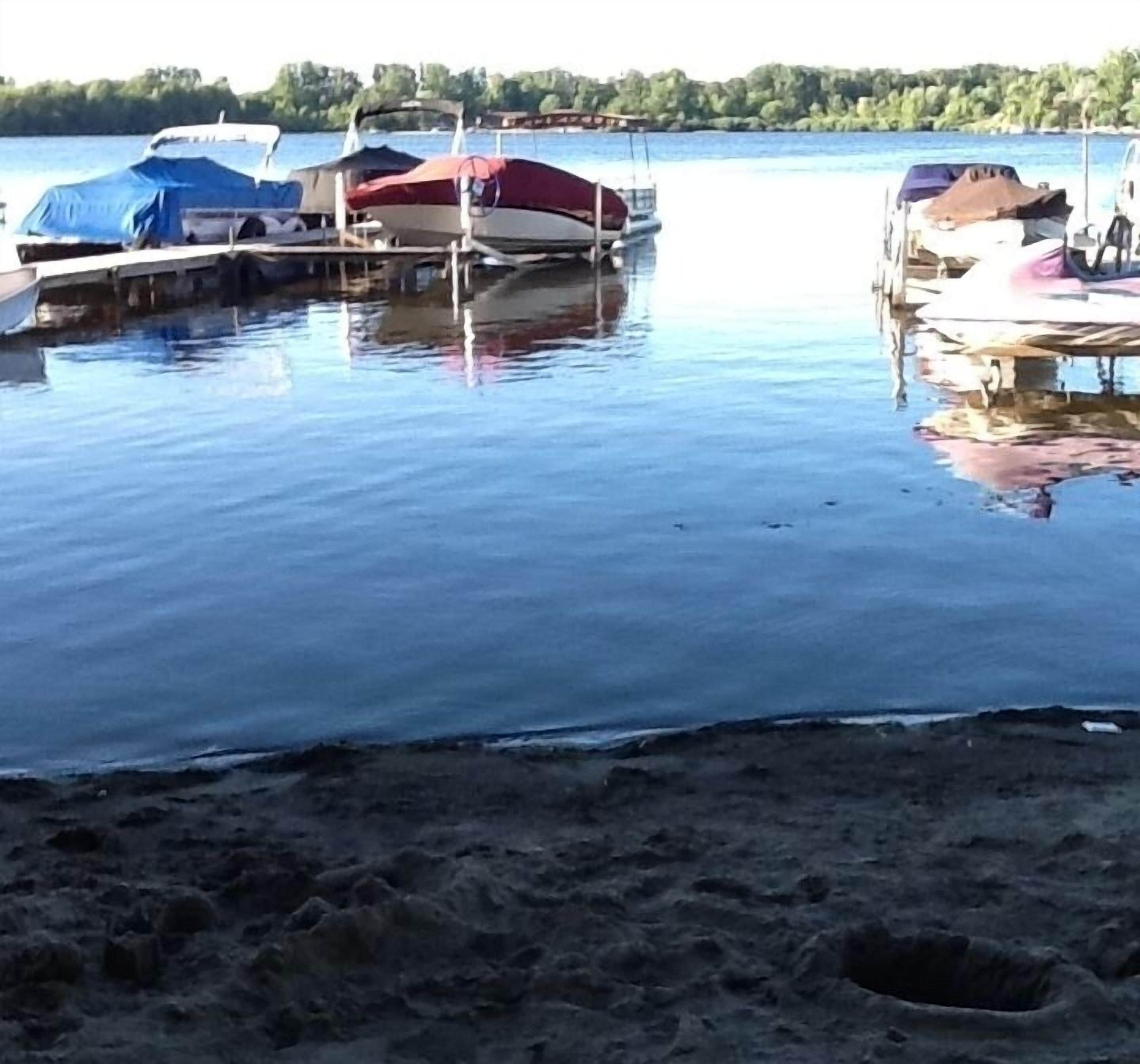 在海灘附近、躺椅