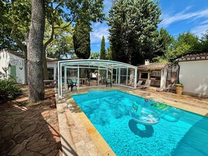 Utomhuspool och uppvärmd pool