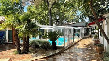 Een buitenzwembad en een verwarmd zwembad