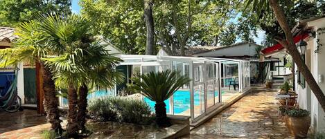 Utendørsbasseng og et oppvarmet basseng