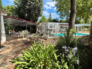 Utomhuspool och uppvärmd pool