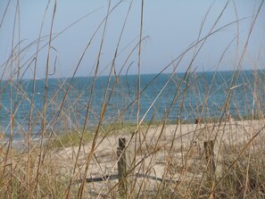 Una playa cerca, sillas reclinables de playa