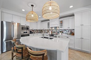 Fridge, microwave, oven, stovetop - Beautiful Siesta Key (Siesta Key)