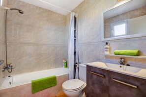 أحواض استحمام، مجففات شعر، مناشف