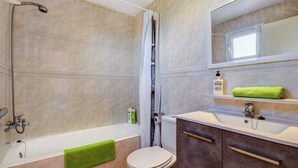 Badewanne, Haartrockner, Handtücher