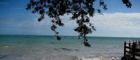 På stranden