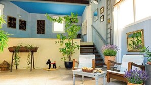 Un vaste espace de vie comprenant un escalier, des plantes en pot et une table à manger.