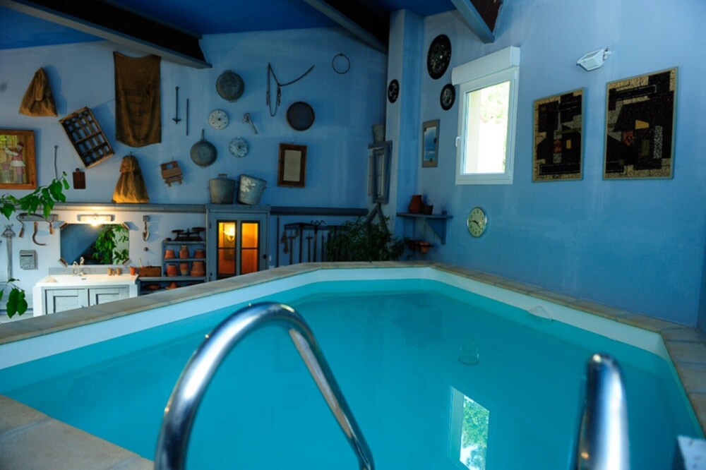 Charming cottages, private heated pool and indoor solarium, private outdoor