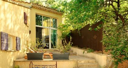 Gites de charme, Piscine chauffée privée et solarium intérieur ,extérieur privé