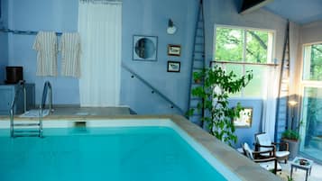 Een binnenzwembad en een verwarmd zwembad