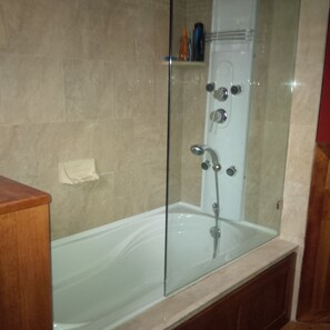 Een bubbelbad, handdoeken, zeep, toiletpapier