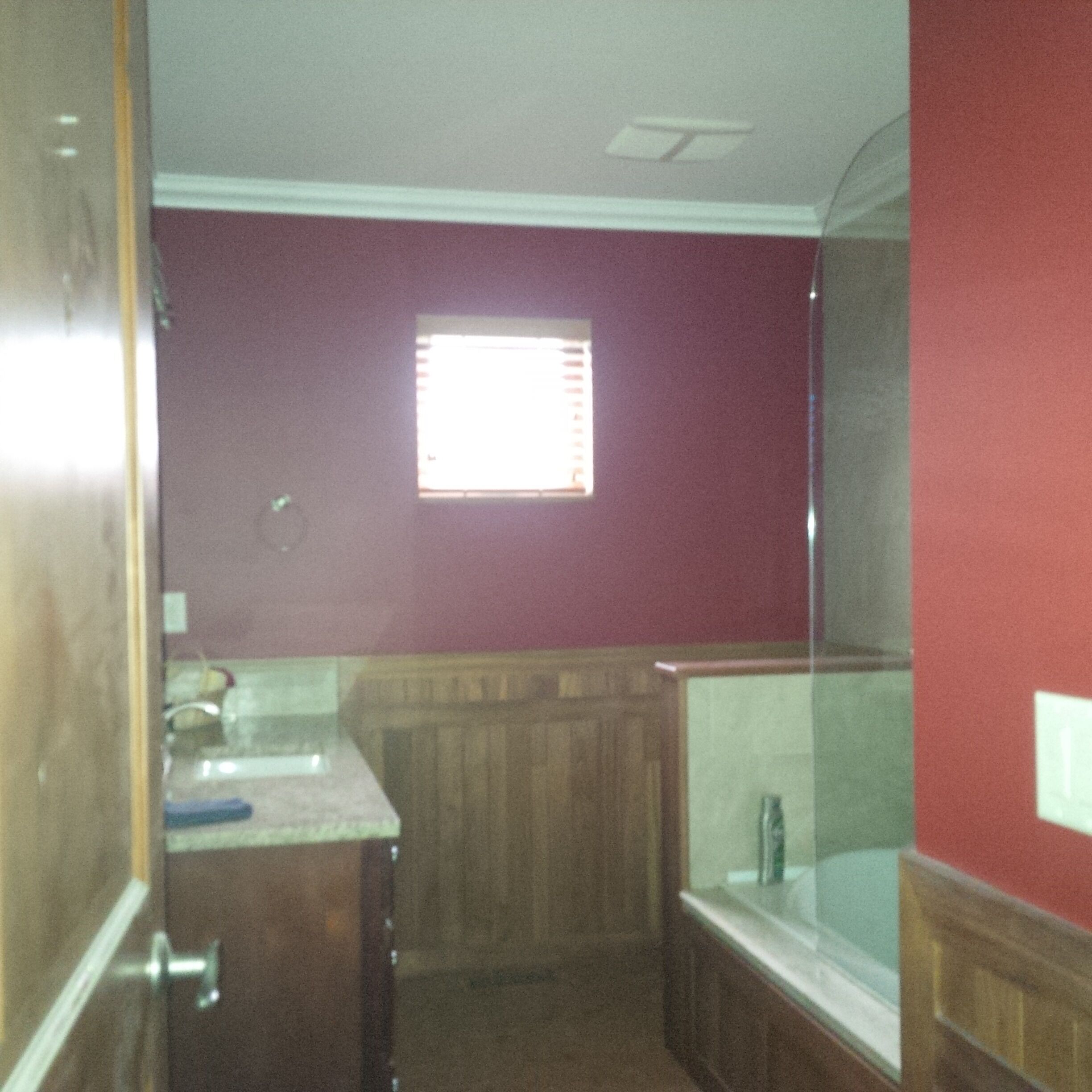 Une salle de bain avec des meubles en bois, un lavabo et une baignoire.