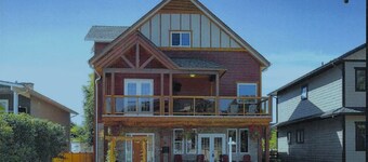 Newer 5 bedroom house less than half a block from lake, sleep 10