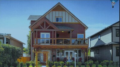 Newer 5 bedroom house less than half a block from lake, sleep 10