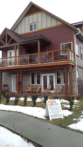 Uudempi 5 makuuhuoneen talo alle puoli korttelin päässä järvestä, nukkua 10–12