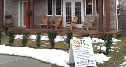 Uudempi 5 makuuhuoneen talo alle puoli korttelin päässä järvestä, nukkua 10–12