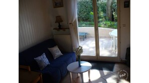 TV, books - T3 DUPLEX, enclosed garden, very quiet, 5 min from the beach and shops  (La Baule-Escoublac)