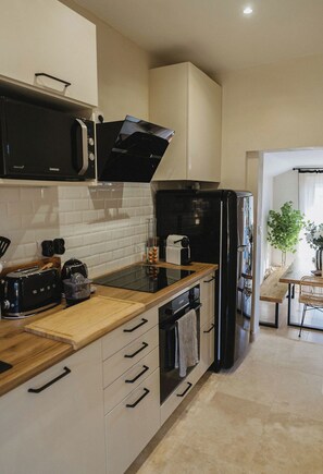 Frigorifero, microonde, forno, piano cottura