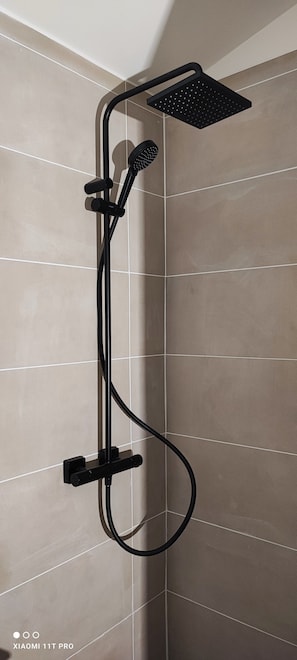Dusche, Haartrockner, Handtücher, Toilettenpapier