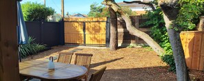 Outdoor dining - Completely renovated Maison du bonheur close to the ocean.   (Lège-Cap-Ferret)