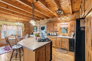 Fridge, microwave, oven, stovetop - Cabin on the Hill family friendly (Russell Springs)